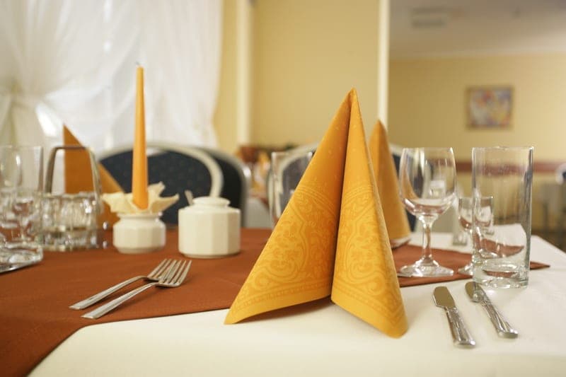 Wigilie firmowe w Restauracji Grand Felix — nakrycie stołu w sali bankietowej