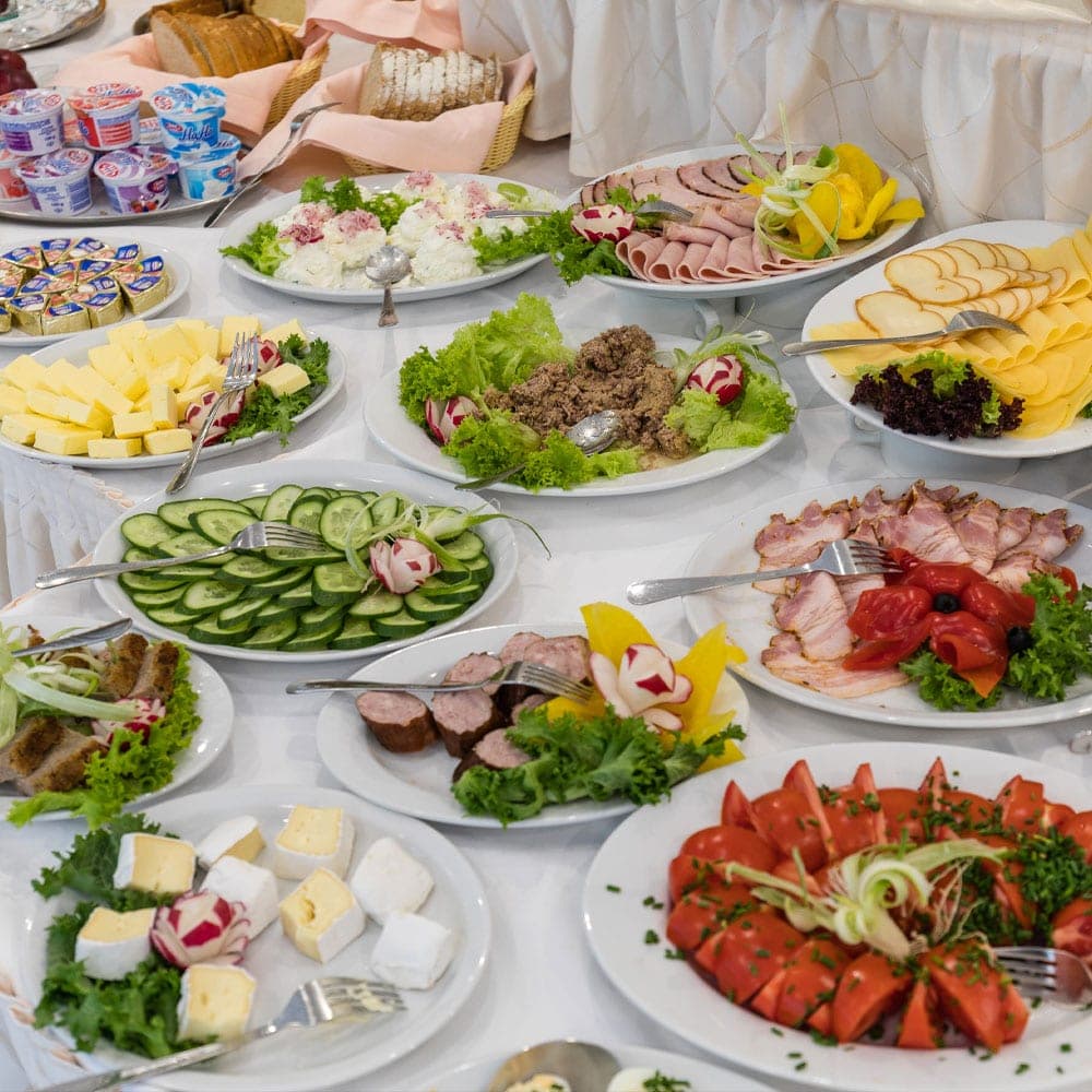 Wigilie firmowe w Restauracji Grand Felix — zimny bufet — wędliny, sery, sałatki i przystawki